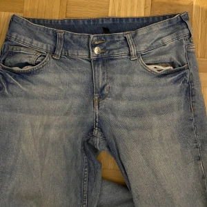 Låg midjans jeans  - Jätte fina lågmidjande byxor som är uppspärrade längst ner så de blir lite längre. Jätte fin ficka med knapp. Bra skick 