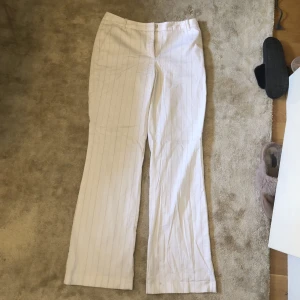 Jättefina vita kostymbyxor😍 - Bootcut kostymbyxor med smala ränder på sig❤️🥰