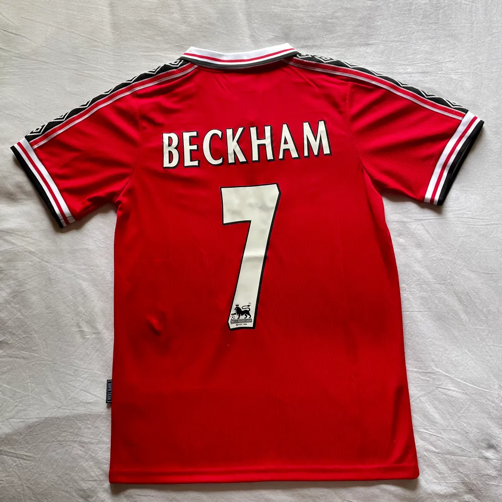Manchester United Fc hemmatröja säsong 1998/1999 med David Beckham ikon på rygg . Hoodies.