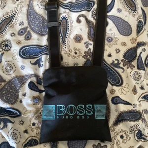 Hugo boss axelväska - Hej, säljer min axelväska eftersom har tröttnat på att ha en och inte längre min stil. Pris kan diskuteras. Möts bara upp i västerås!