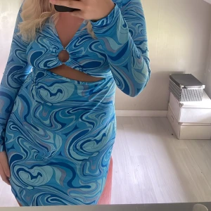 Söt klänning  - säljer super fin klänning från shein, super fint skick bara använd en gång🤍