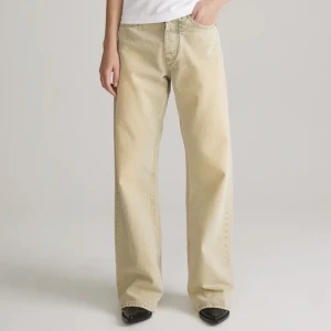 Hope Loose Fit Jeans    - 100% organisk bomull   Jag älskar dessa men insåg tyvärr att storleken blev för liten på mig… Endast använda två gånger så skicket är tipptopp!