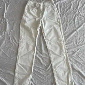 Snygga vita jeans från ASOS! Aldrig använda, strl. 28/34. Långa i benen