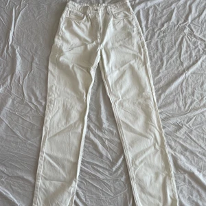 Vita jeans - Snygga vita jeans från ASOS! Aldrig använda, strl. 28/34. Långa i benen