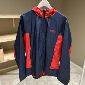 Hugo boss jacka - En Hugo boss jacka som jag inte använder längre men är i väldigt bra skick! 