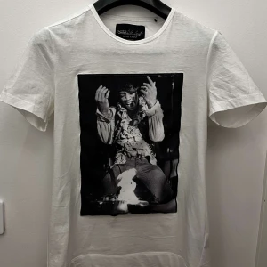 Limitato T-shirt Vit - Storlek: S Skick: 9/10 Retail: 1799kr Mitt pris: 899kr Säljer denna Limitato t-shirten i fantastiskt skick för ett super pris. Tröjan är knappt använd och skriker kvalité. Hör av er i DM om frågor om produkt och pris. 📲😍😙