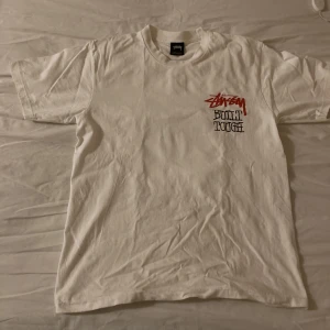 Stussy t-shirt - Säljer en stussy tröja inga fläckar inga hål eller någonting nypris runt 1000 säljer för den inte kommer till andvändning skriv för fler bilder eller information!😊