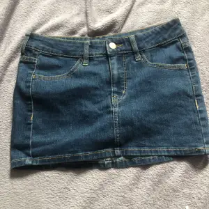 en jeans kjol från H&M, ganska gammal ändå. Fått den av mammas gamla kläder men har inte kunnat använda den då den har varit för stor. Pris kan diskuteras och skriv för bild på!💘