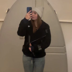 Höst/vinter jacka  - Säljer nu min fina höst/vinter jacka från zara i storleken i storlek Medium. Använd 2-3gånger. 