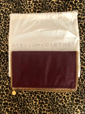 Stella McCartney clutch - Fold over clutch - helt oanvänd. Även snygg att använda till paddan. Nypris 5370kr, bud vid snabb affär. 