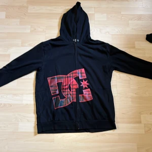 DC hoodie - DC hoodie som är köpt här på plick men kommer inte till användning 