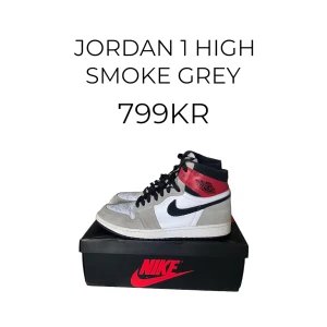 Jordan 1 High ”Smoke Grey” - Hej! Säljer nu dessa jordan 1 high smoke grey i hyfsat skick. Originalboxen ingår, pris 799kr. Väldigt bra pris för den skon man får! Kan mötas upp och frakta via safe pay eller vanligt om man föredrar det. Vid intresse eller frågor släng iväg ett PM! 