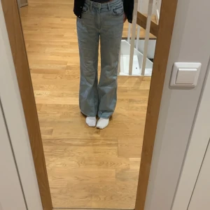 Högmidjade jeans flare  - Ljus blå högmidjande jeans, väldigt gulliga med hjärtat på bakfickan 