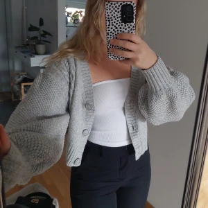 Kofta grå - Grå kofta från GinaTricot  Storlek xs men passar s med