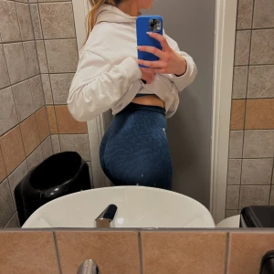 Gymshark tights - ADAPT ANIMAL SEAMLESS LEGGINGS från Gymshark. Använda fåtal gånger. Nypris: 599kr. Fler bilder kan skickas på förfrågan. 