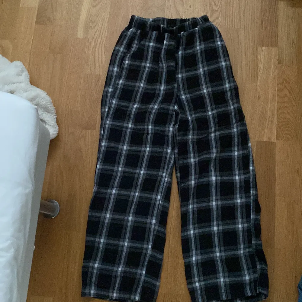 Rutiga pyjamasbyxor  200+frakt Orginalpris-550. Jeans & Byxor.