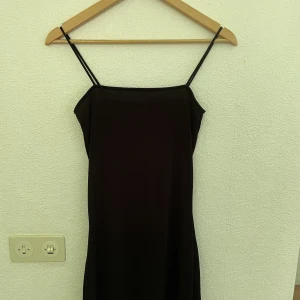 Figurnära klänning - Klänning med smala axelband. Inköpt för 1 år sedan och nästan aldrig använd.