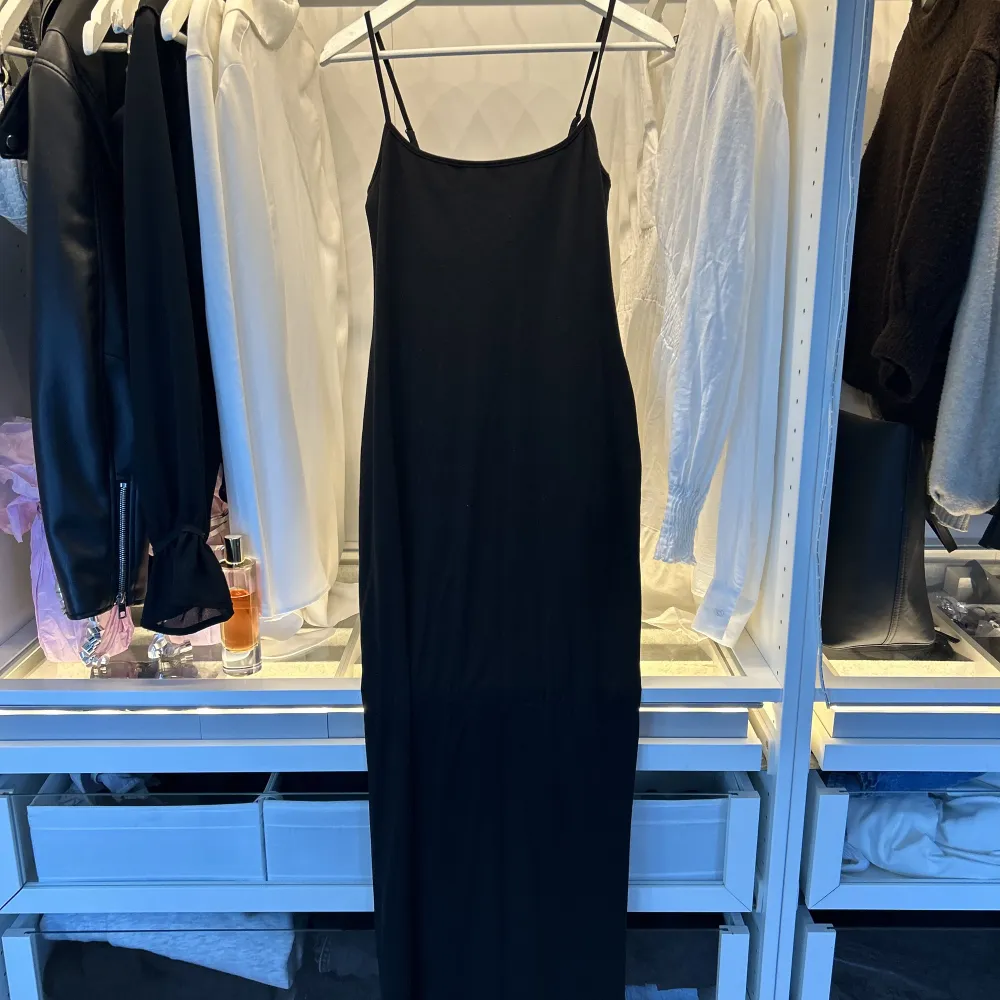 Maxi klänning från Gina som liknar skims klänningen i storlek M. Nypris: 400kr och aldrig använd enbart testad i butik 🩷. Klänningar.