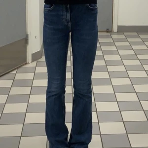 Butcutjeans  - Jättefina bootcutjeans från zara med normalhög midja i storlek 36. 