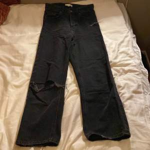 Ett par svarta jeans ifrån H&M i storlek 34. Dom är använda men fortfarande ett bra skick. Skriv om ni undrar något!