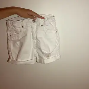 Vita shorts från Lab (Kappahl) i storlek 146. Köparen står för frakt och post slarv, skriv vid frågor eller fler bilder. 🤍