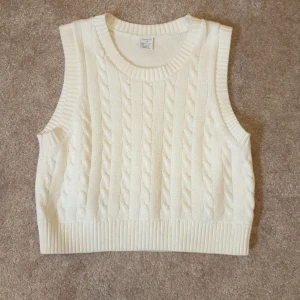 Stickad väst - Styckad väst från Lindex. Knappt andvänd. Nyskick. Storlek 146/152