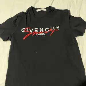 Givenchy T-shirt i gott skick