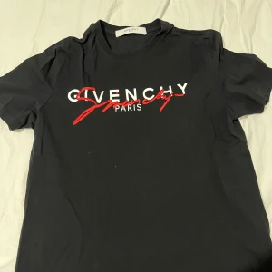 Givenchy T-shirt - Givenchy T-shirt i gott skick