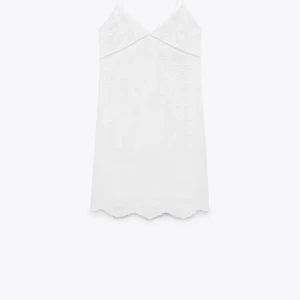 Zara klänning  - Säljer denna jättefina zara som jag har köpt på plick. Dragkedjan är lite sönder högst upp men går inte ner när man har på sig den där av priset:) 