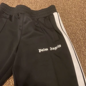 Palm Angels Byxor - Säljer ett par ruskigt feta brallor från Palm angels, endast 1599kr!! Skick 9/10, storlek L. Nypris 4000kr. 
