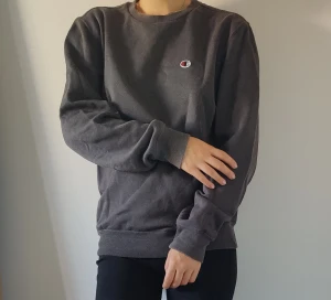 Champion sweater / hoodie - Grå Champion tjocktröja i fint skick, pyttelite nopprighet på gång 💞