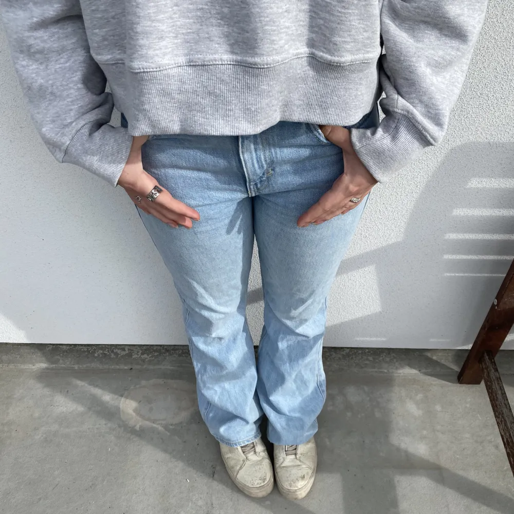Midrise jeans från Weekday, använda fåtal gånger så dem är i bra skick.🤍köpta för 590kr, säljer för 250kr.🫶🏼. Jeans & Byxor.