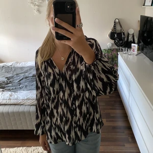 Mönstrad blus - Säljer denna mönstrade blus från hm i nyskick då den knappt är använd💓 Pris kan diskuteras 