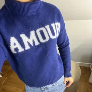 Zadig tröja - Skitsnygg Zadig tröja, superskön och asnice färg! Tyvärr har texten blivit lite missfärgad därav priset! Sitter som en S