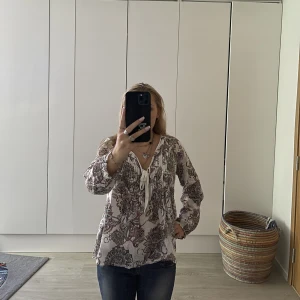 Odd Molly blus - Super snygg blus från oddmolly med blomliknande mönster! Köpt begagnat från Sellpy för nån månad sen bara  men i väldigt bra skick💓💓