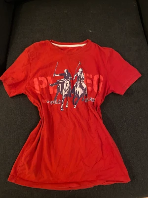 Röd tröja  - Dm för mer information❤️❤️