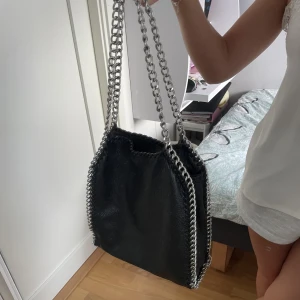 Tiamo väska  - Snygg stella mccartney liknande väska frn Tiamo! Tyvärr har det yttersta lagret av skinn på baksidan ett hål som är täckt med tejp, därav priset. Skriv för frågor! 