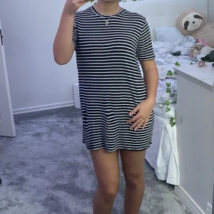 Klänning - Från brandy Melville🩶🤍Kan användas som sovklänning eller bara vanlig klänning😚Har knappt använt någonting