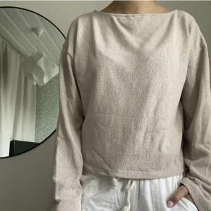 Tröja - Tröja från Hm. Använd ett fåtal gånger. Tröjan är lite nopprig, men har inga andra defekter.