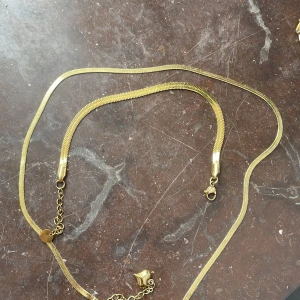 Guld halsband  - Säljer ett stål halsband och armband som är köpt i polen, orginal priset: 800 kr, det rostar inte, kan bytas mot silver smycken 