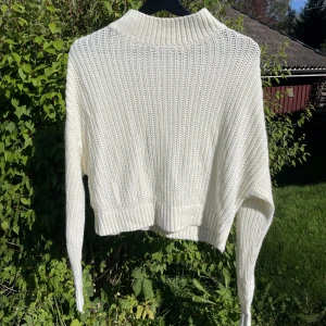 Stickad tröja  - Vit stickad tröja från HM! Fint skick😍