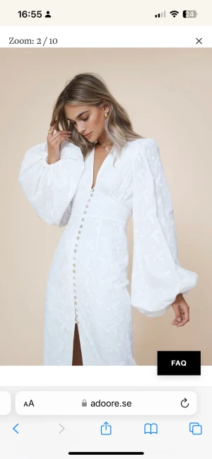 Adorre - Säljer vit adorre klänning. Använd fåtalgånger. Fint skick och inga fläckar. (Slutsåld på nätet) 