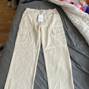 Cargos  - Jag säljer mina helt nya cargos då jag har fått dom som födelsedagspresent i fel storlek helt nya, inte använda. 