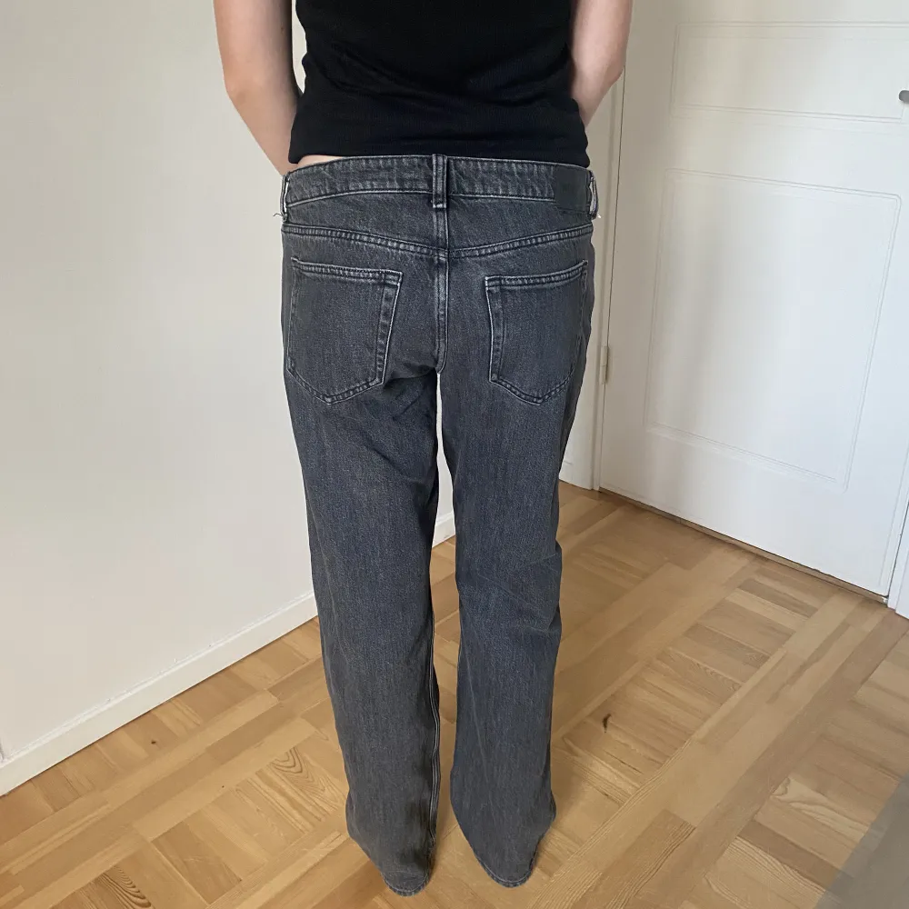 Ett par svart/gråa low waist jenas från weekday i modellen Arrow. Väldigt bra skick! Jag är runt 1,70. Jeans & Byxor.