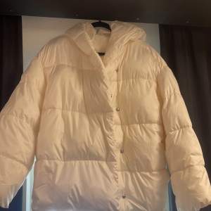 Säljer denna varma oversized vit/beiga jacka från HM i storlek S, som jag bara använt 2-3 gånger. Den har inga defekter, inga missfärgningar💖