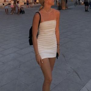 Vit jeansklänning från zara - Supersnygg klänning i bandeau-modell i jeansmaterial. Helvit och en slim modell.💞