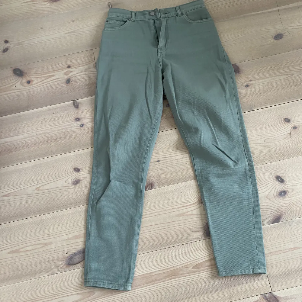 Jättecoola och superunika gröna DrDenim jeans. Pösigare passform men sitter bra i midjan🫶passar mig som är 168. Jeans & Byxor.