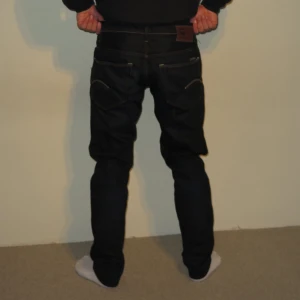 G-star raw 3301 Jeans - Hej, dessa fina jeans sälj nu då dem är för stora:(  Det är lite urtvättade på framsidan under knäna men inget man tänker på från avstånd.  Con 7/10