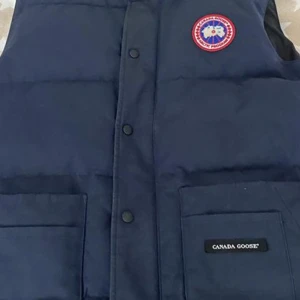 Canada goose - Säljer min fina canada goose väst som är i toppen skick ganska lite använd köpt för 4000. Priset kan diskuteras vid snabb affär 