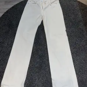 Ett par jeans från weekday som jag knappt har använt. Storlek 29/32 (rowe) färg vit/beige